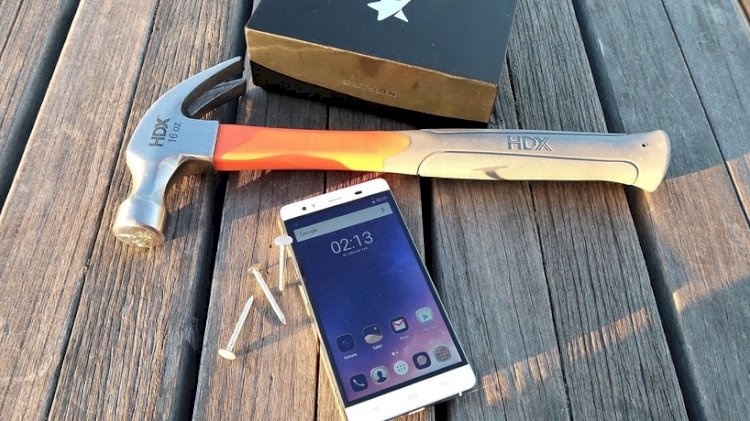 Cep Telefonuyla Çivi Çakan Adam!